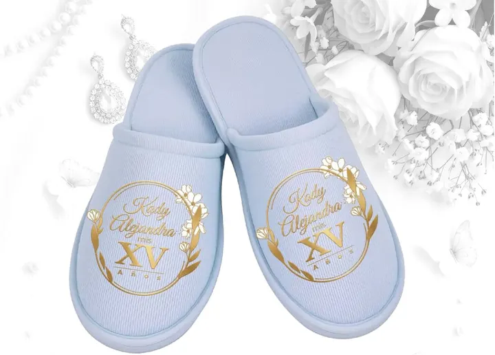 Pantufla XV · azul cielo con XV dorado y follaje