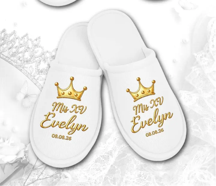 Pantufla XV · blanca con corona dorada sencilla