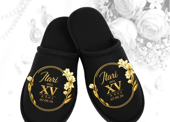 Pantufla XV · negra con XV dorado y flores blancas