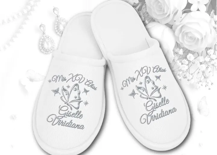 Pantufla XV · blanca con mariposas plateadas