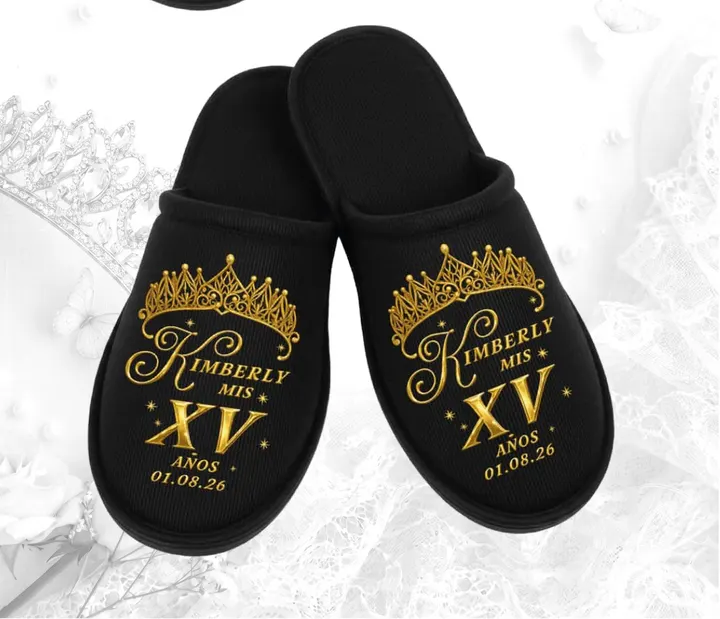 Pantufla XV · negra con corona y XV dorado